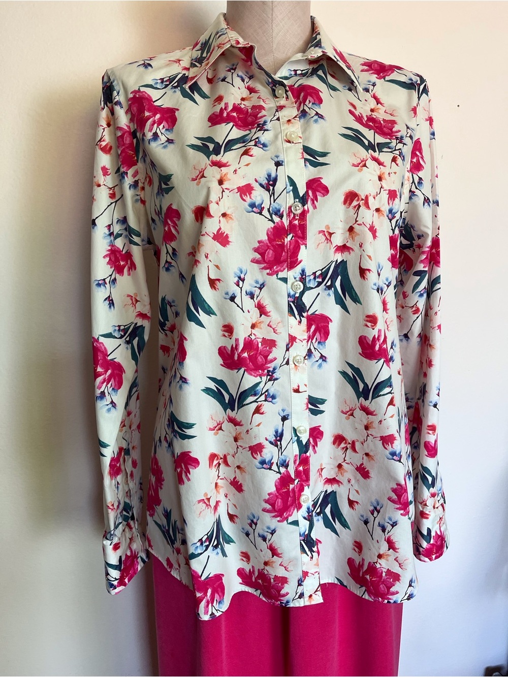 Lands' End L/S Button-Down Shirt in a Pink Floral Print EUC Size 12